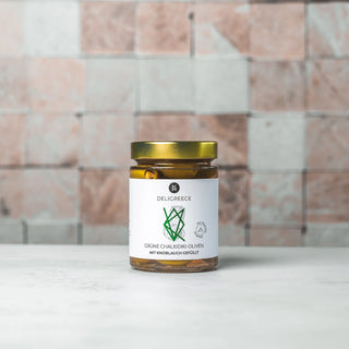 Grüne Oliven mit Knoblauch