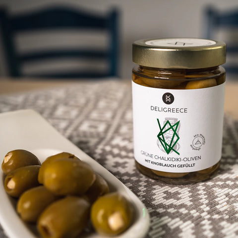 Grüne Oliven mit Knoblauch