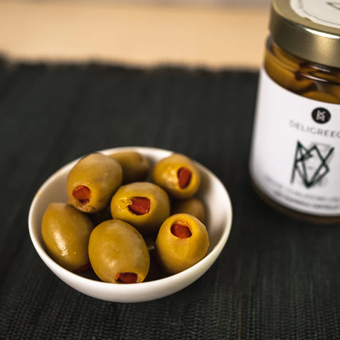 Grüne Oliven mit Paprika